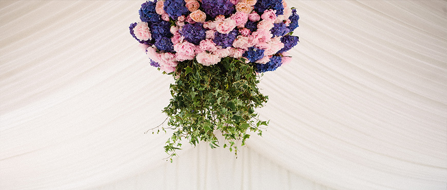 Mariage en aveyron, réalisation d'un lustre de fleurs par reflets fleurs fleuriste mariage Paris-France