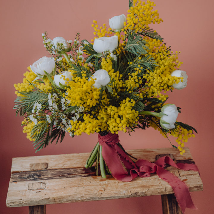 Bouquet de fleurs de saison mimosa livraison célébrez l'amour