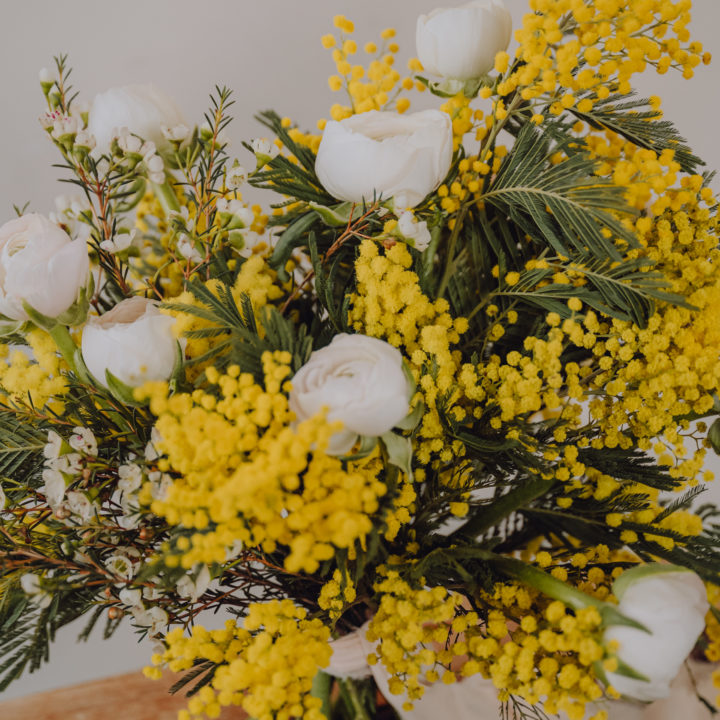 Bouquet de fleurs de saison mimosa livraison célébrez l'amour