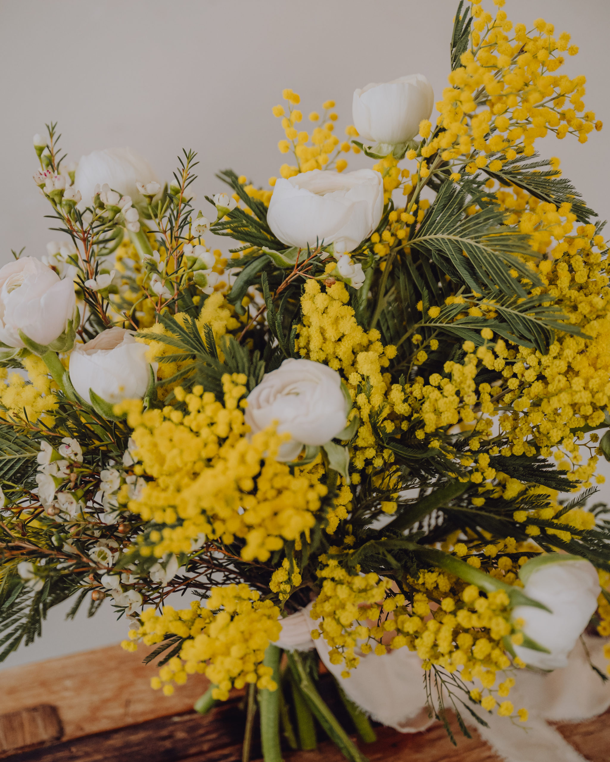 Bouquet de fleurs de saison mimosa livraison célébrez l'amour