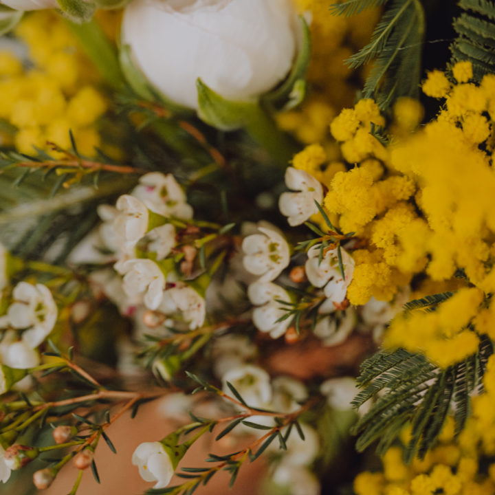 Bouquet de fleurs de saison mimosa livraison célébrez l'amour