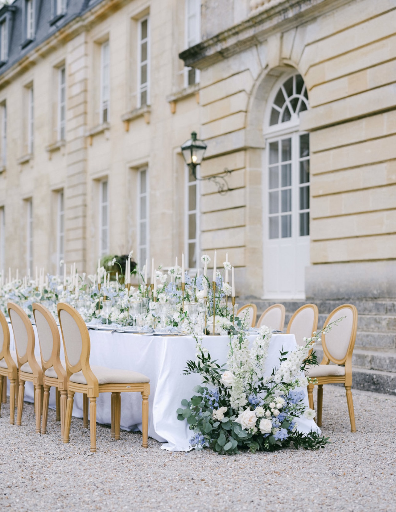 POP OF BLUE : UN MARIAGE INTIMISTE ANGLAIS EN NORMANDIE AU CHÂTEAU DE COURTOMER